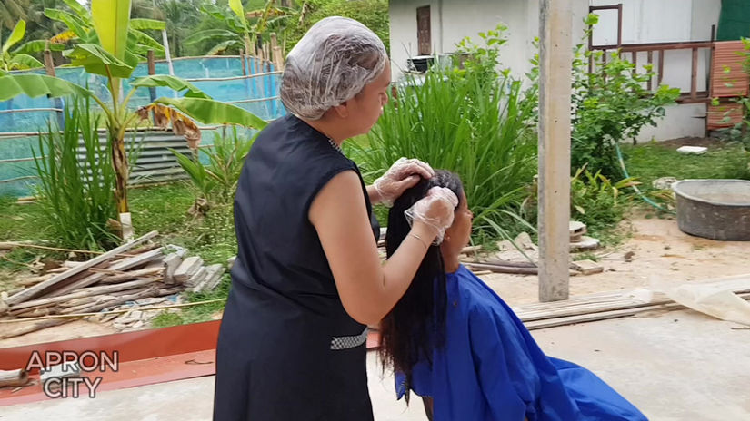 Haare Färben im Nylon Kittel und Nylon Umhang#180
